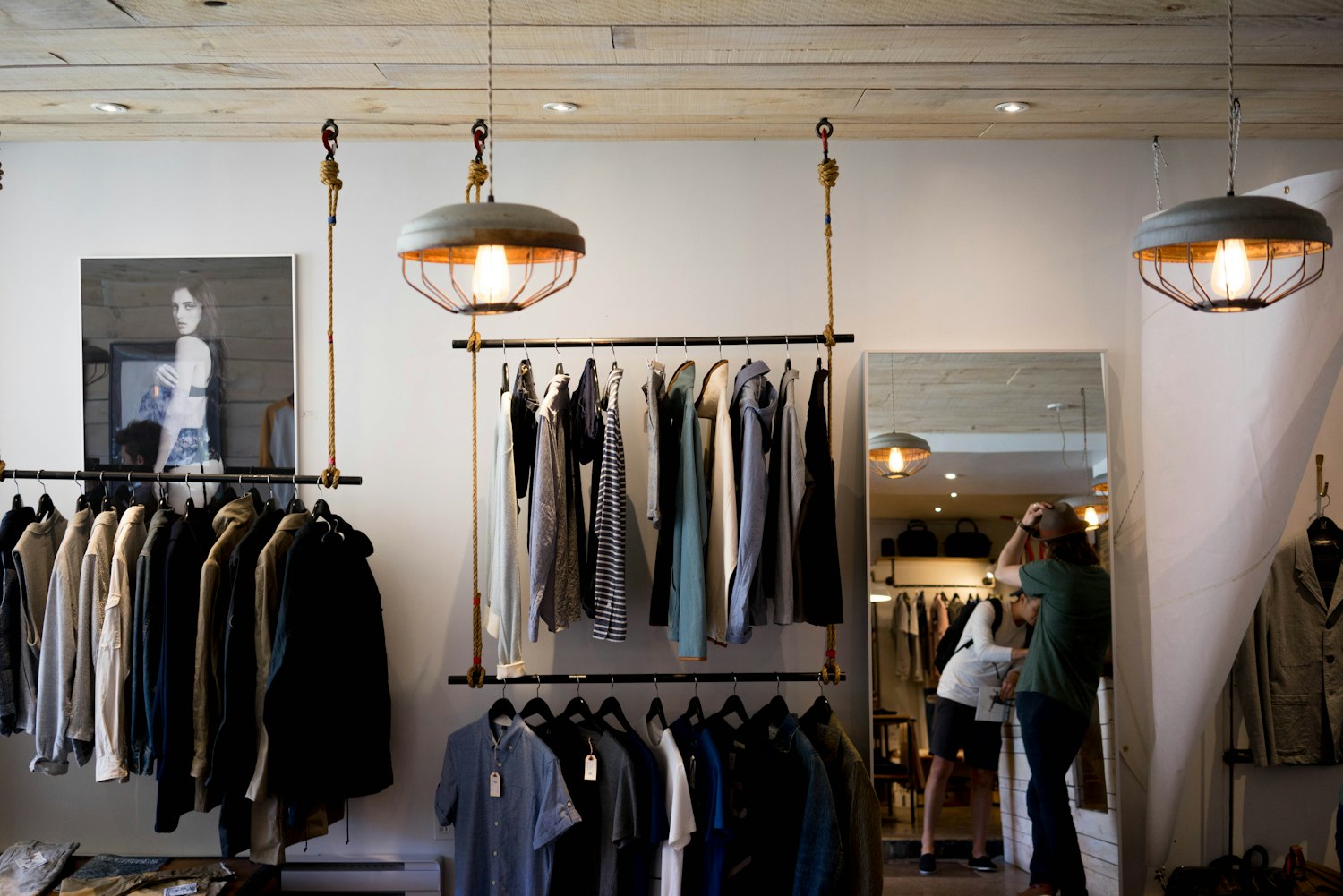 Interior de una tienda de ropa