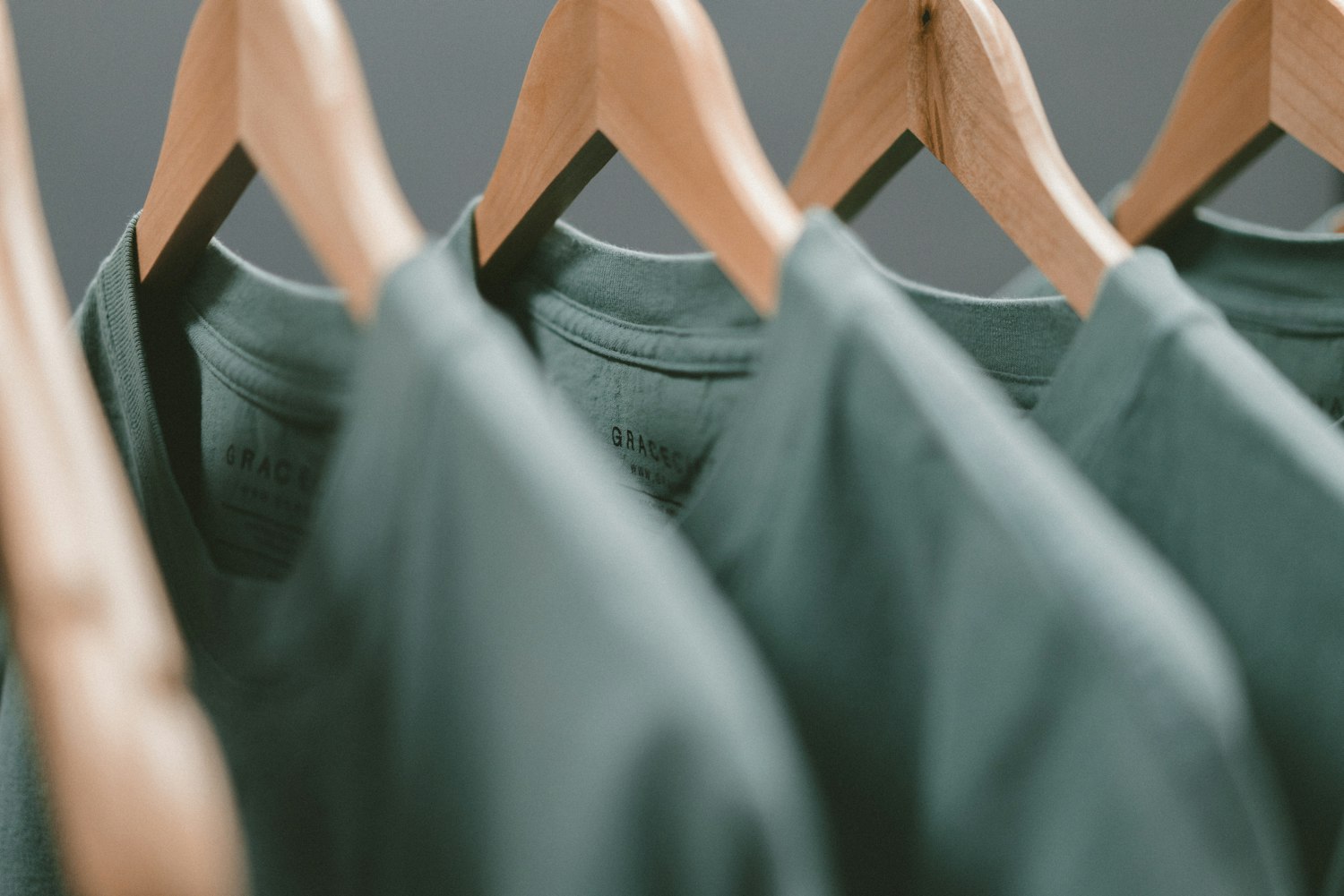 Camisetas colgadas en perchas